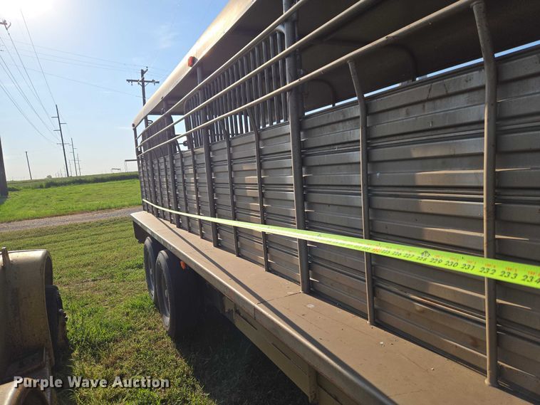 image for item EW0155 2002 Gooseneck livestock trailer