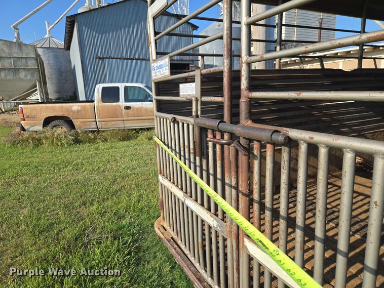image for item EW0155 2002 Gooseneck livestock trailer