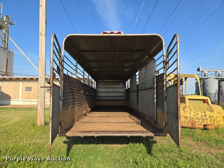 image for item EW0155 2002 Gooseneck livestock trailer