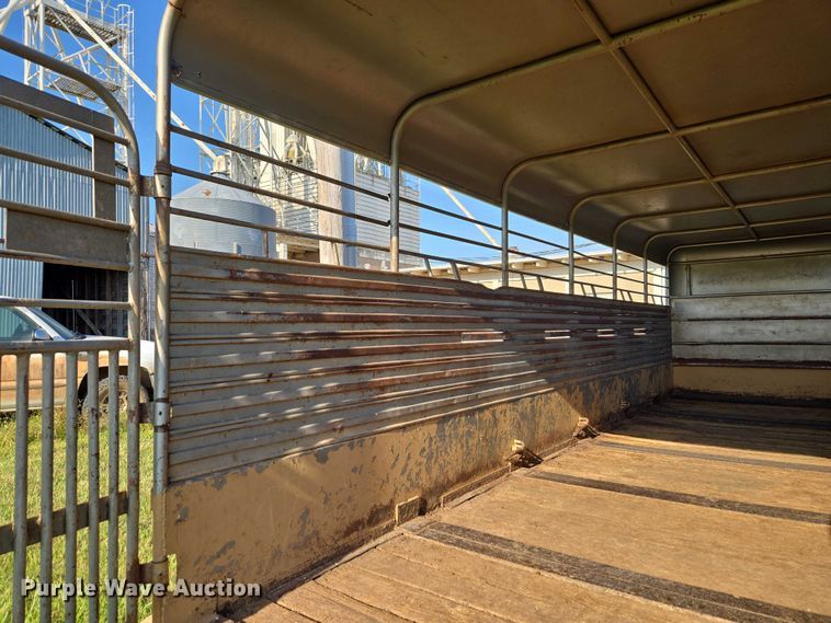 image for item EW0155 2002 Gooseneck livestock trailer