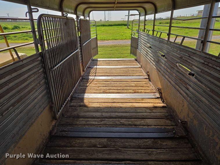 image for item EW0155 2002 Gooseneck livestock trailer