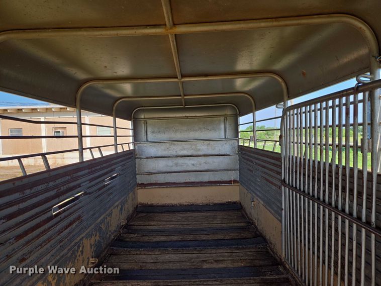 image for item EW0155 2002 Gooseneck livestock trailer