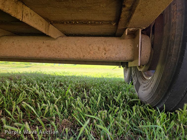 image for item EW0155 2002 Gooseneck livestock trailer