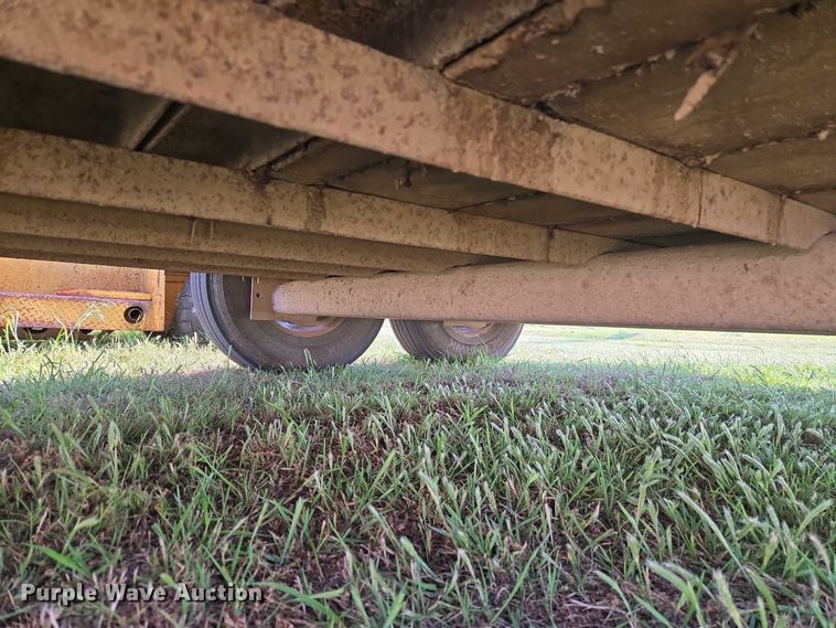 image for item EW0155 2002 Gooseneck livestock trailer