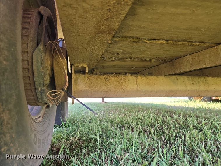 image for item EW0155 2002 Gooseneck livestock trailer