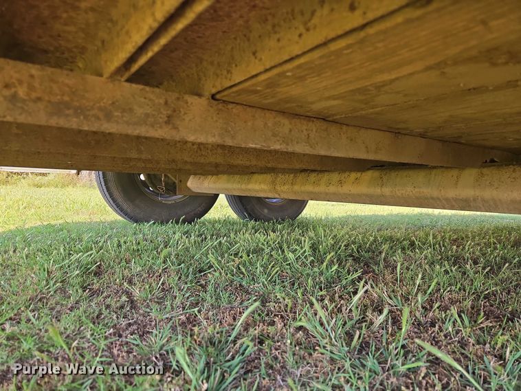 image for item EW0155 2002 Gooseneck livestock trailer
