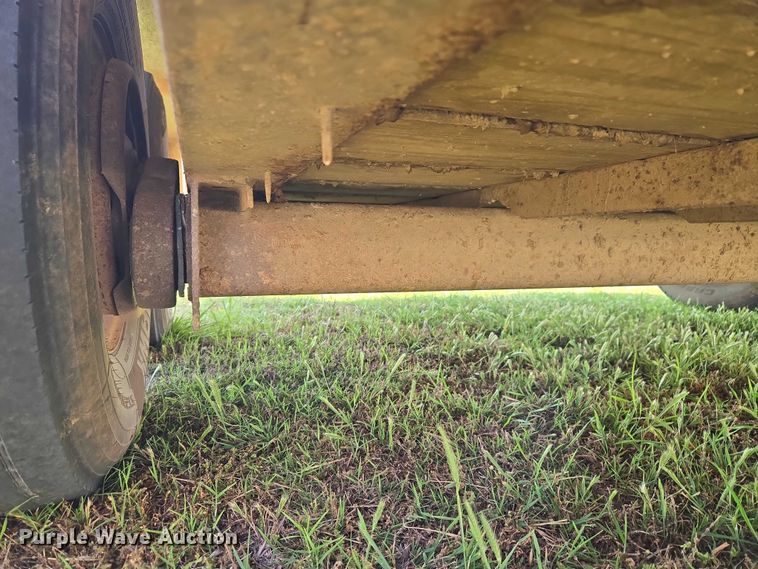 image for item EW0155 2002 Gooseneck livestock trailer