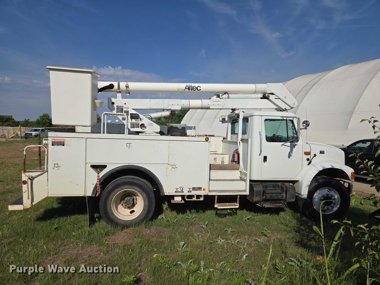 image for item EW0156 2001 International 4700 bucket truck