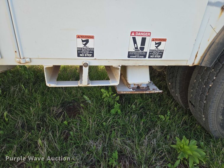 image for item EW0156 2001 International 4700 bucket truck