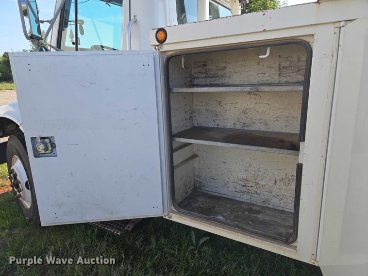 image for item EW0156 2001 International 4700 bucket truck