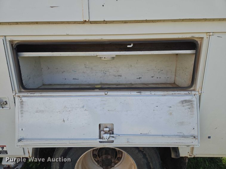 image for item EW0156 2001 International 4700 bucket truck