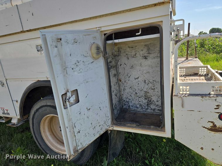 image for item EW0156 2001 International 4700 bucket truck