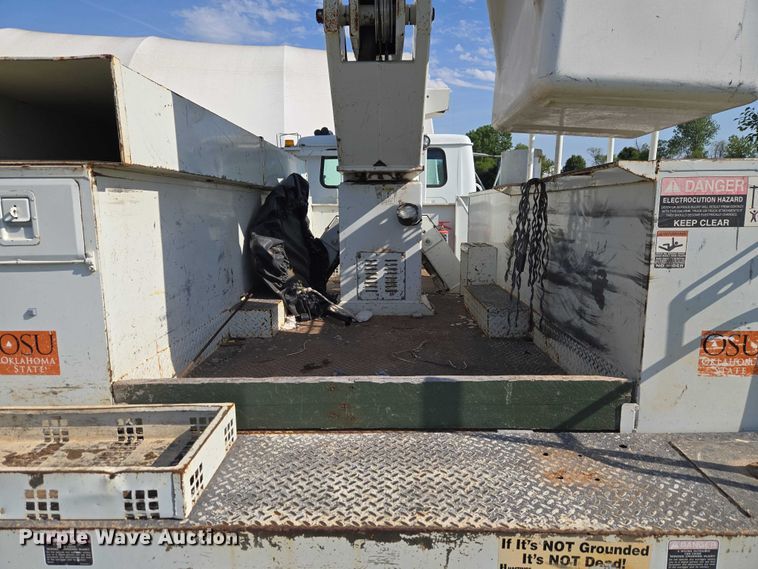 image for item EW0156 2001 International 4700 bucket truck