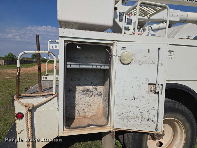 image for item EW0156 2001 International 4700 bucket truck