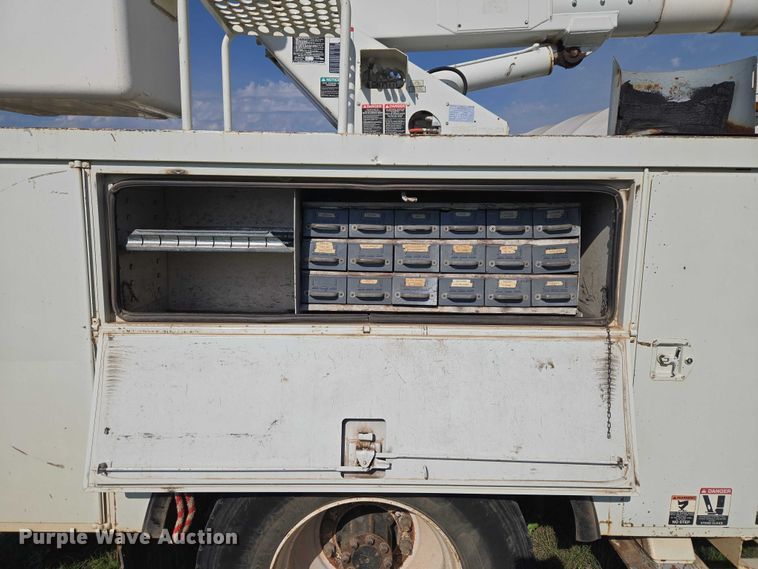 image for item EW0156 2001 International 4700 bucket truck