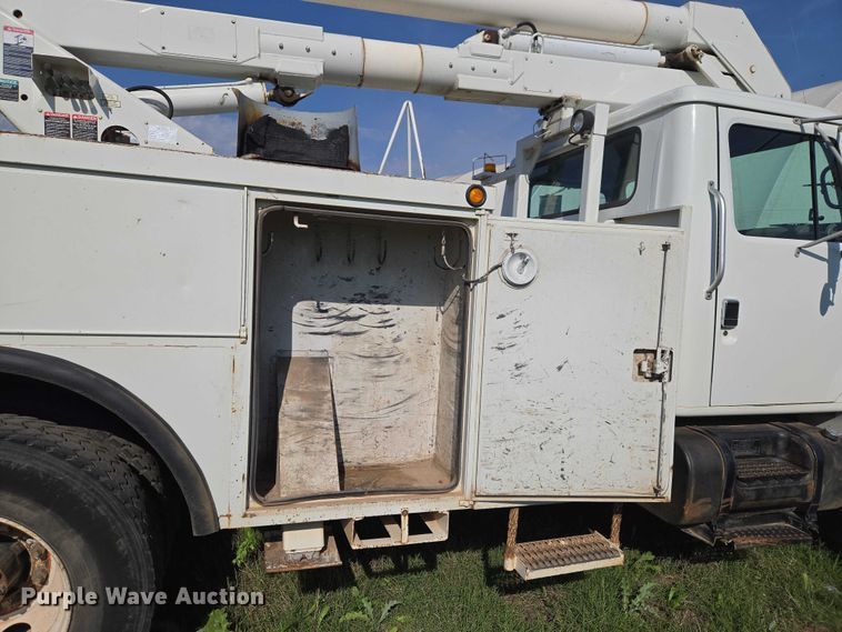 image for item EW0156 2001 International 4700 bucket truck