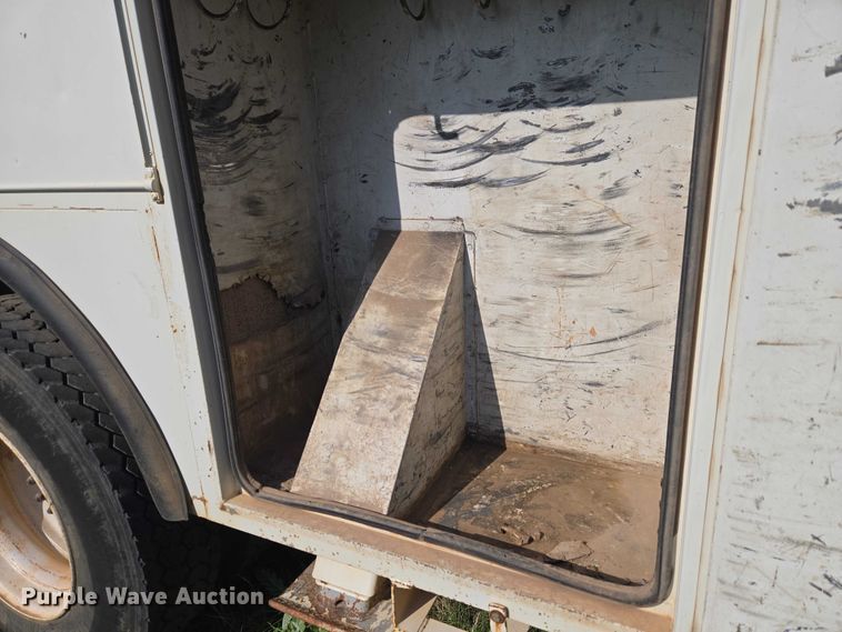 image for item EW0156 2001 International 4700 bucket truck