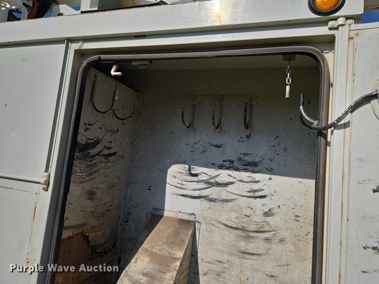 image for item EW0156 2001 International 4700 bucket truck
