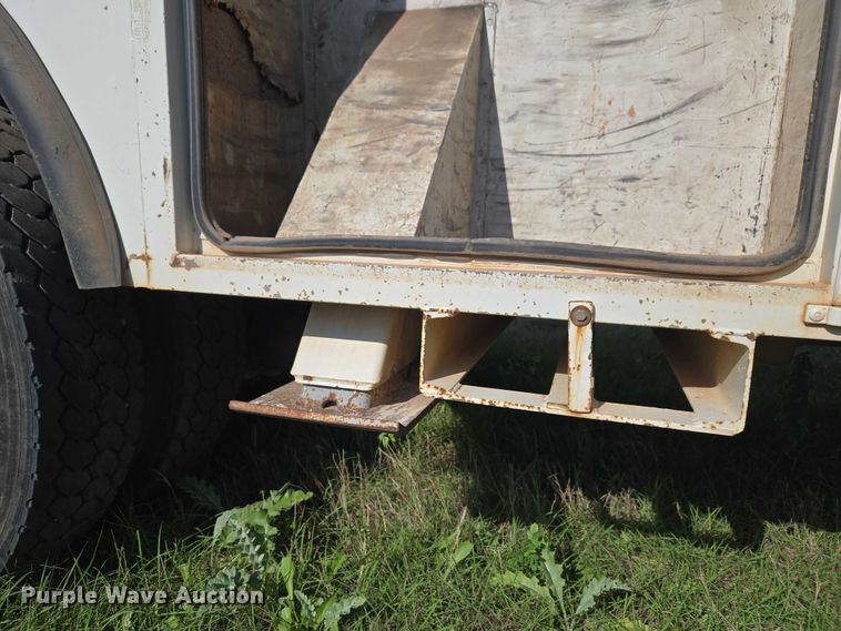 image for item EW0156 2001 International 4700 bucket truck