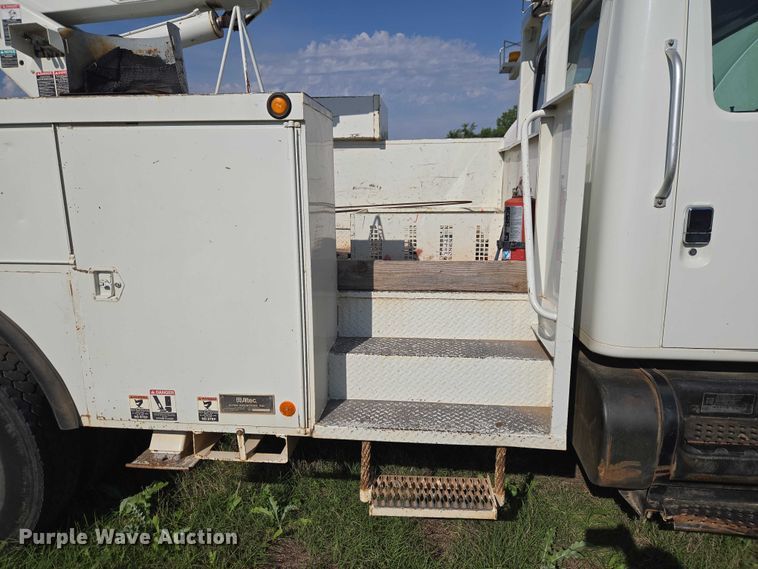 image for item EW0156 2001 International 4700 bucket truck