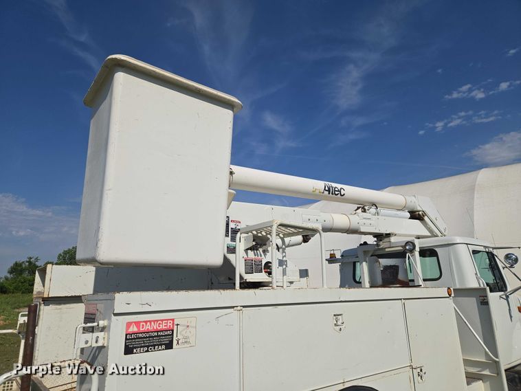 image for item EW0156 2001 International 4700 bucket truck