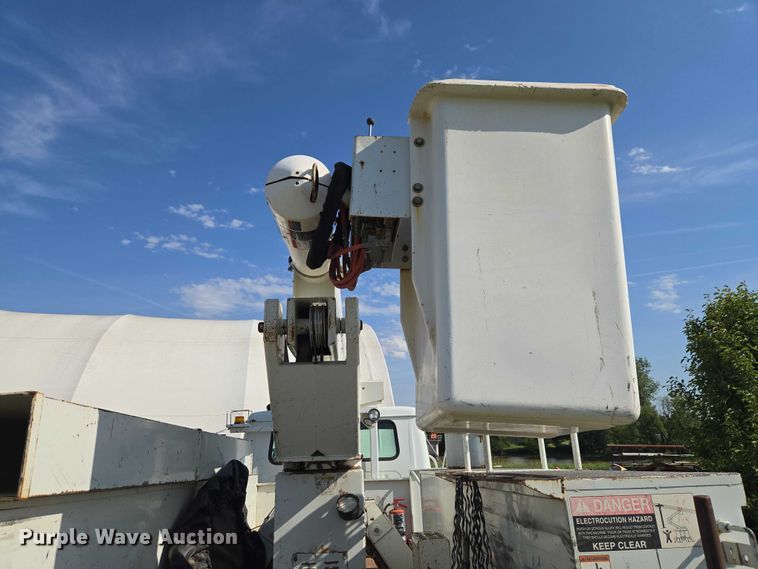 image for item EW0156 2001 International 4700 bucket truck