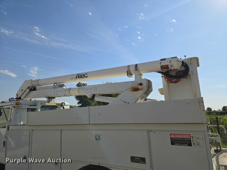 image for item EW0156 2001 International 4700 bucket truck
