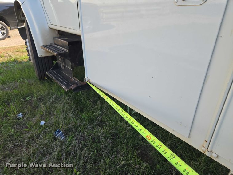 image for item EW0156 2001 International 4700 bucket truck