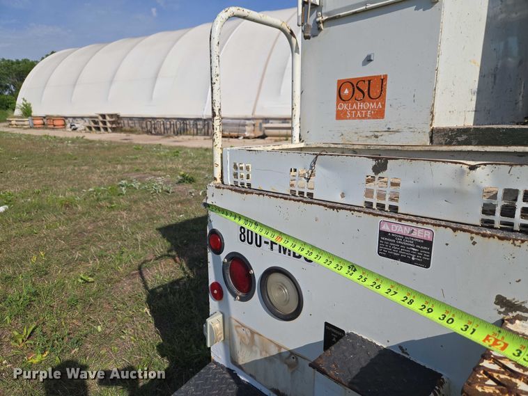 image for item EW0156 2001 International 4700 bucket truck