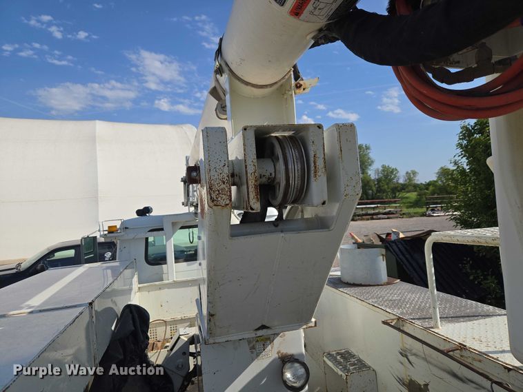 image for item EW0156 2001 International 4700 bucket truck
