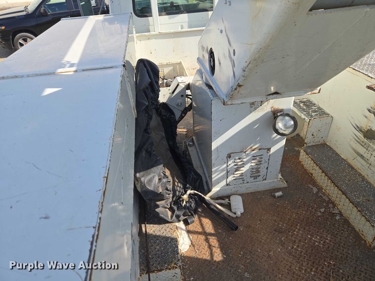 image for item EW0156 2001 International 4700 bucket truck
