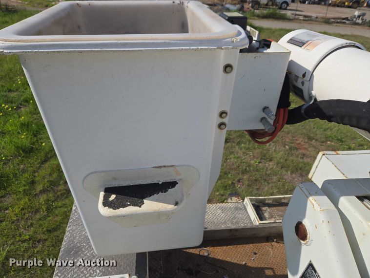 image for item EW0156 2001 International 4700 bucket truck