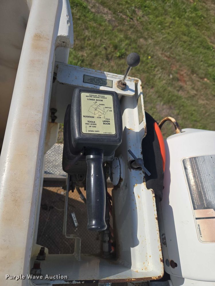 image for item EW0156 2001 International 4700 bucket truck