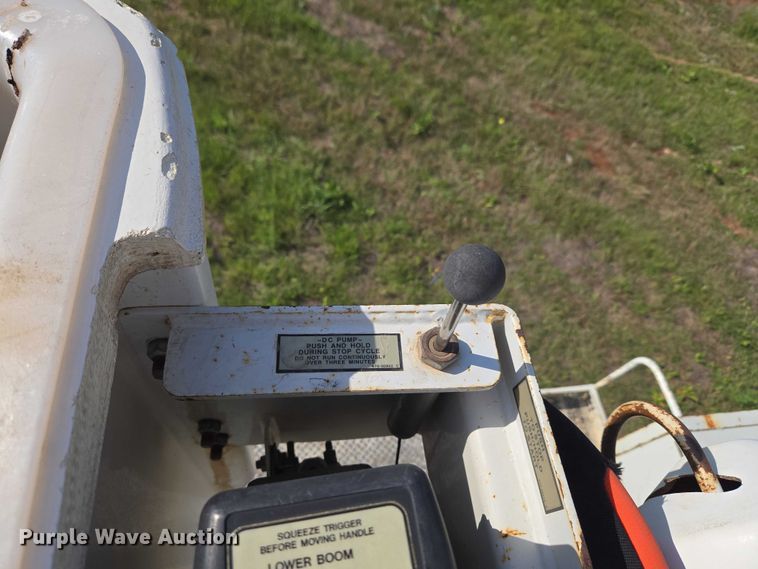 image for item EW0156 2001 International 4700 bucket truck