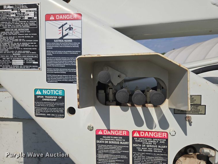 image for item EW0156 2001 International 4700 bucket truck