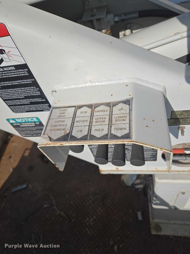 image for item EW0156 2001 International 4700 bucket truck