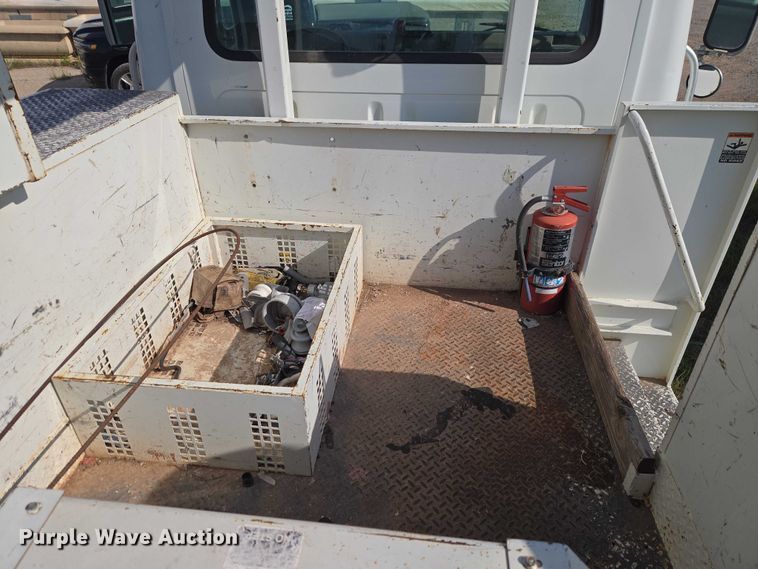 image for item EW0156 2001 International 4700 bucket truck
