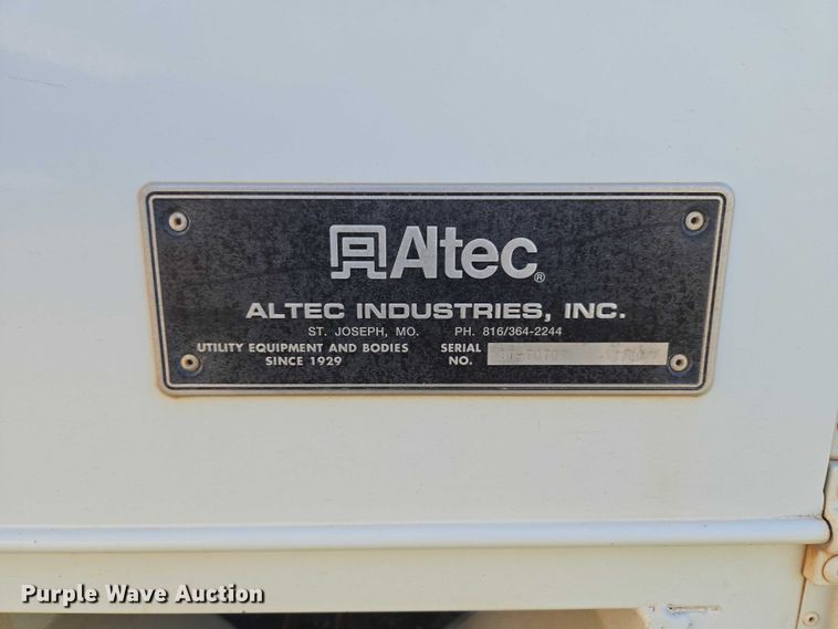 image for item EW0156 2001 International 4700 bucket truck