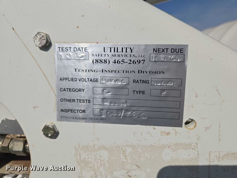 image for item EW0156 2001 International 4700 bucket truck