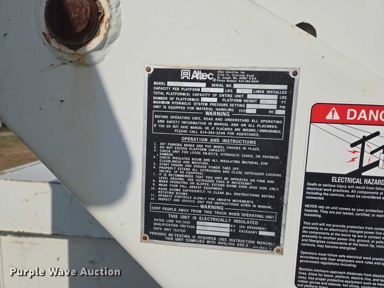 image for item EW0156 2001 International 4700 bucket truck