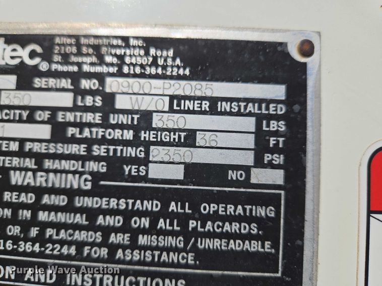 image for item EW0156 2001 International 4700 bucket truck