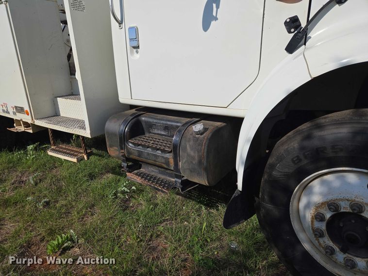 image for item EW0156 2001 International 4700 bucket truck
