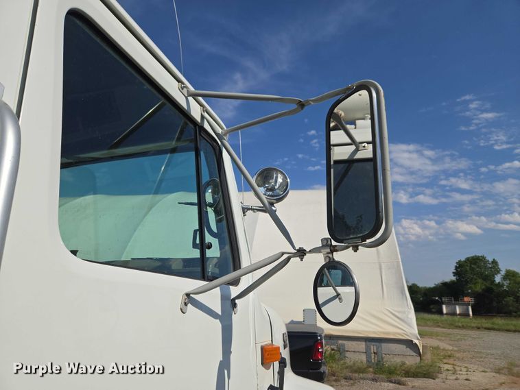 image for item EW0156 2001 International 4700 bucket truck