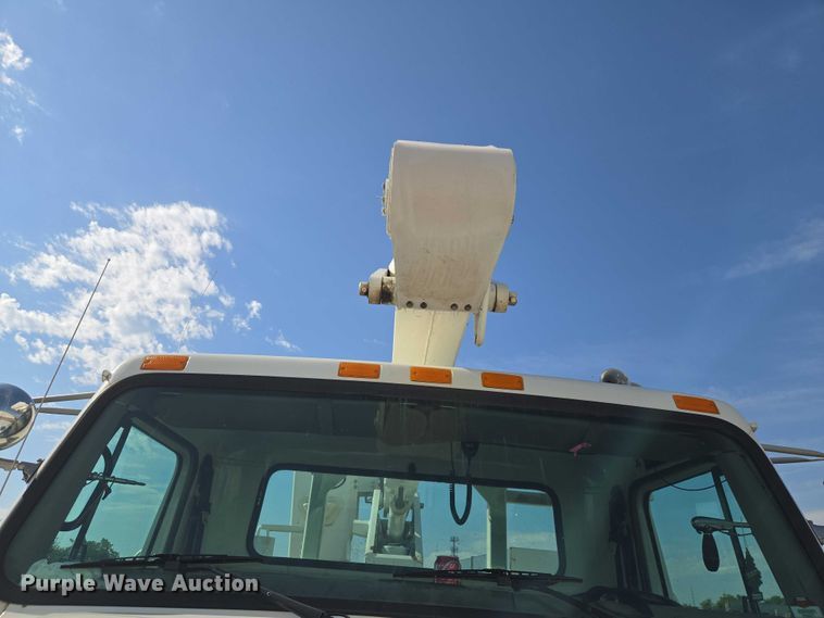 image for item EW0156 2001 International 4700 bucket truck