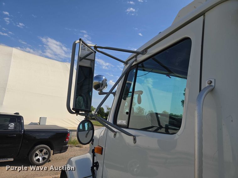 image for item EW0156 2001 International 4700 bucket truck