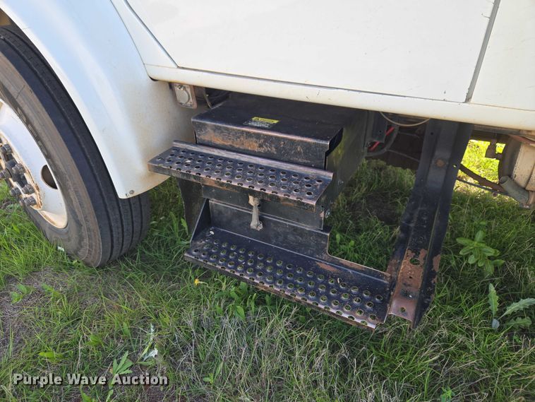 image for item EW0156 2001 International 4700 bucket truck