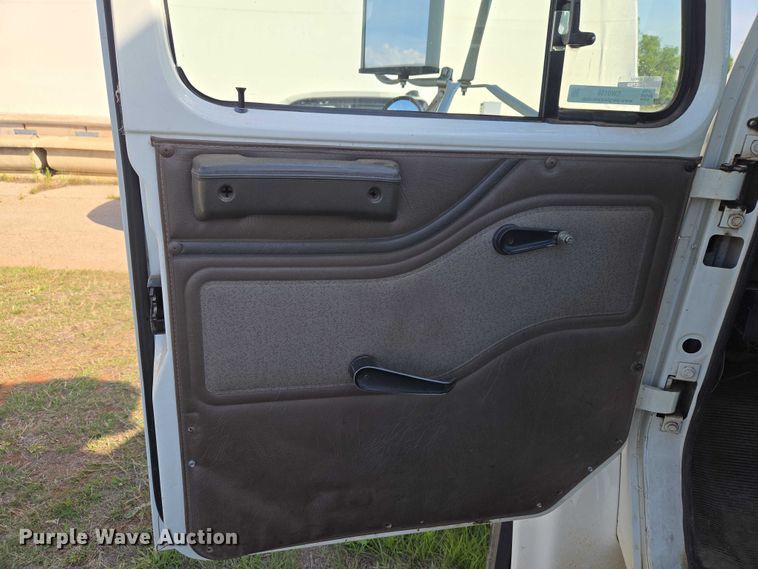 image for item EW0156 2001 International 4700 bucket truck