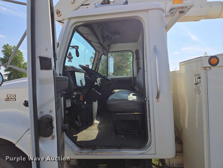 image for item EW0156 2001 International 4700 bucket truck