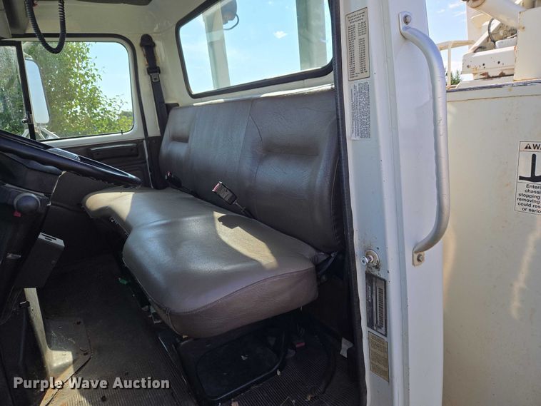 image for item EW0156 2001 International 4700 bucket truck