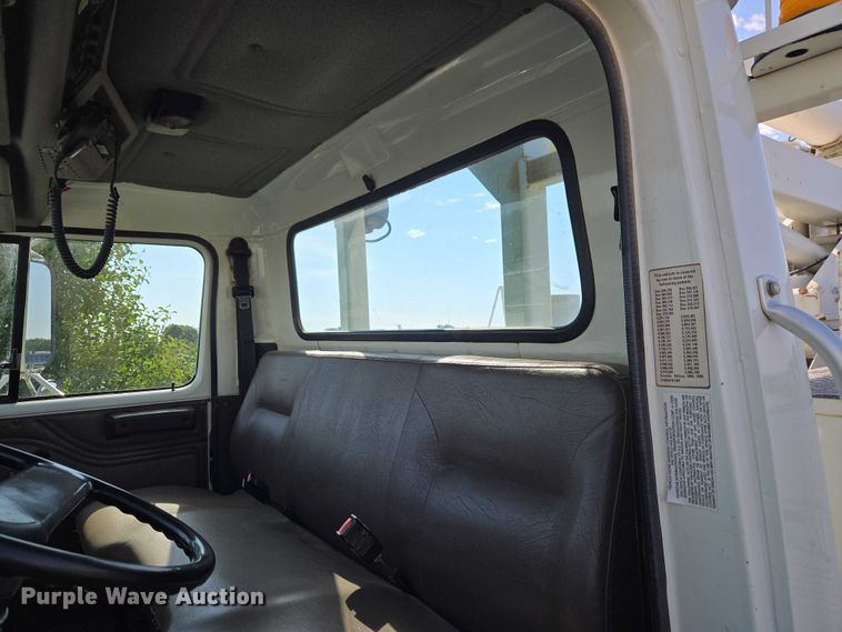 image for item EW0156 2001 International 4700 bucket truck